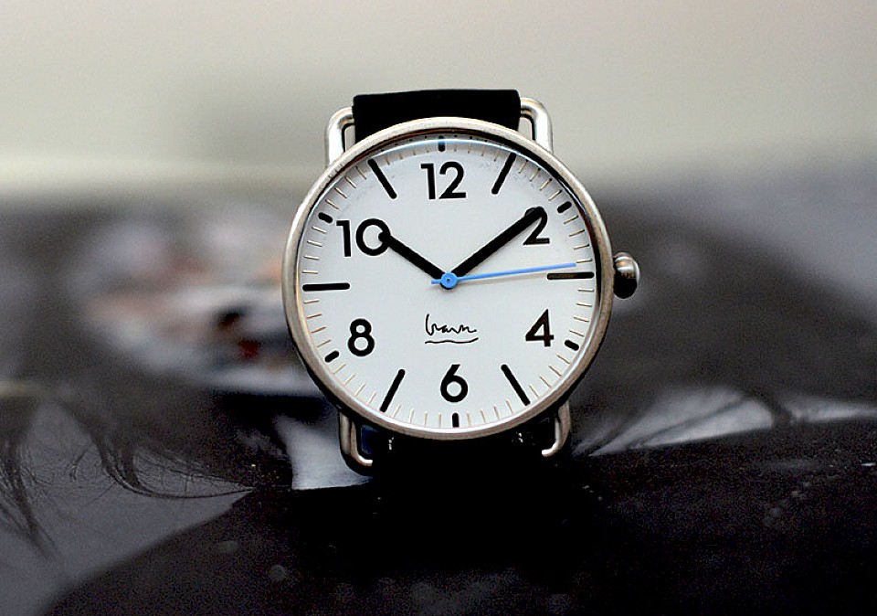 ZAVOD предлагает «большеглазые» White Witherspoon Watch от Майкла Грэйвза для бренда PROJECTS